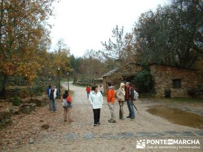 Umbralejo _ Pueblo de Guadalajara; brujula orientacion; senderistas